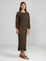 Vestido midi marrón de punto abierto con sutil brillo de lúrex y flecos en el ruedo.
