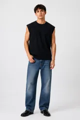 Musculosa de algodón color negro, con corte holgado y cuello a la base con hombreras marcadas.