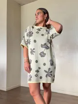 Vestido corto de tejido de punto de algodón con lurex, corte holgado, mangas cortas y cuello redondo, con diseño estampado floral y de lunares en tonos gris y lila sobre base beige claro.