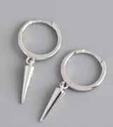 Par de aros plateados tipo argolla con dije colgante en forma de cono.