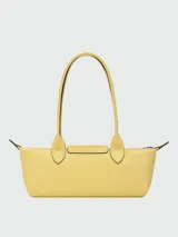 Cartera de hombro pequeña Longchamp de la línea Le Pliage Xtra, color amarillo, de diseño estructurado con doble asa y solapa con cierre de botón a presión.