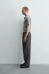 Polo de corte regular fit, con cuello solapa, cierre frontal de botonadura y manga corta con acabados en rib.