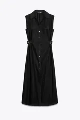 Vestido midi negro, sin mangas, con cuello solapa, escote pico y cierre frontal de botones dorados. Presenta bolsillos falsos con solapas en el pecho y trabillas con hebillas doradas en la cintura.