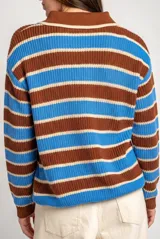 Sweater de punto con diseño de rayas horizontales en color marrón y azul. Presenta cuello tipo polo con cierre frontal de tres botones y mangas largas con puños acanalados. Posee un corte oversize.