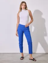 Pantalón de vestir azul eléctrico, marca Zac & Rachel, de corte recto y largo al tobillo. Confeccionado en gabardina elastizada con pretina ancha pespunteada y bolsillos simulados.