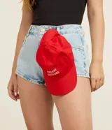 Gorra de sarga roja con visera curva y el bordado frontal "GRANDE GOSTOSA" en hilo blanco.