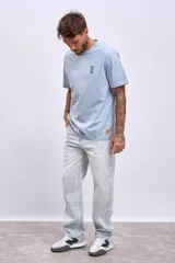 Remera blanca de algodón con cuello redondo y logo bordado pequeño en el pecho.