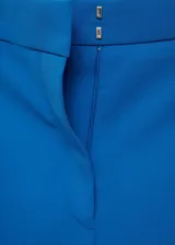 Pantalon de vestir color azul, con diseño wide leg, tiro medio y cierre lateral invisible.