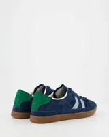 Championes Coolway modelo Kizuna, de corte clásico en ante y nylon color azul con detalles en celeste, verde y suela color miel.