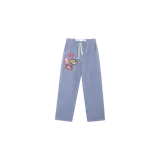Pantalón cargo de corte recto con estampado a cuadros vichy en tonos azul índigo y blanco. Cuenta con cintura elástica con cordón de ajuste en color crudo y diversos parches bordados coloridos en la parte superior delantera.