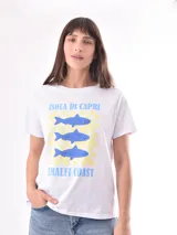 Remera color crudo de corte recto y mangas cortas, con estampado de un pez koi rojo en el pecho. 