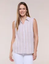 Musculosa de lino a rayas, con cuello con solapa, escote en V, cierre frontal con botones y un bolsillo aplicado en el pecho.