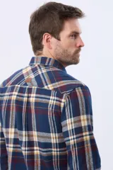 Sobrecamisa de viyela a cuadros en tonos azul, beige y marrón, con dos bolsillos de parche con solapa abotonada en el pecho.