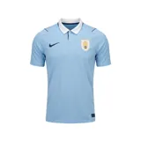 Camiseta de fútbol Nike de la selección uruguaya, modelo local 2026. Diseño en color celeste con cuello tipo polo blanco y cierre de botones. Incluye el escudo de la AUF con cuatro estrellas y el logo de Nike en el frente. Confeccionada con tecnología Dri-FIT para mayor transpirabilidad.
