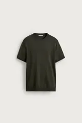 Camiseta regular fit de punto tejido en hilatura con mezcla de viscosa, de color verde militar, con cuello redondo y mangas cortas. Presenta acabados en rib.