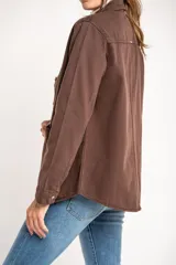 Sobrecamisa marrón de algodón con cuello camisero, cierre frontal con botones y bolsillos de parche en el pecho.