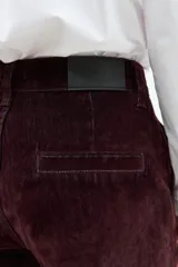 Pantalón acampanado de pana color chocolate, con cintura alta y corte holgado.