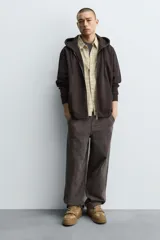 Zapatilla estilo skate de diseño robusto, confeccionada en una combinación de piezas de gamuza y material textil acolchado. Presenta un sistema de cierre con cordones gruesos y una tira de velcro en el empeine, junto con una suela de plataforma con relieve irregular.