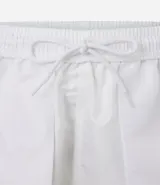 Bermuda deportiva Get Over de tejido plano, con cintura elástica ajustable mediante cordón, bolsillos laterales y recortes con detalle de red en los laterales.