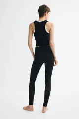Leggings en punto de algodón suave, de tiro alto con cintura elástica ancha.