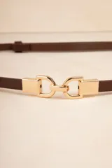 Cinturón fino marrón con hebilla dorada de abroche.