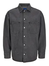 Camisa de denim negra de manga larga con cuello clásico y cierre con botones. Diseño amplio con bolsillos en el pecho.