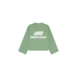 Remera de manga larga verde, con diseño holgado y estampado gráfico en color blanco en la espalda con el texto 'EMESTUDIOS'.