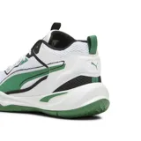 Championes deportivos Puma modelo Playmaker 2023, con diseño en color negro, blanco y rojo. Presentan una estructura de malla transpirable con refuerzos sintéticos, entresuela blanca amortiguada y suela de goma roja con textura antideslizante.