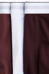 Pack de tres calzoncillos tipo trunk de algodón con tecnología Lycra Xtra Life. Presentan un diseño de corte corto con cintura elástica, costuras planas para mayor comodidad y parte delantera forrada.