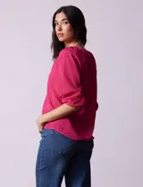 Blusa de gasa estampada marca Sioni, con cuello a la base y escote en V. Manga 3/4 con terminación fruncida.