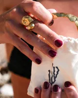 Anillo dorado con diseño irregular que simula un pétalo.