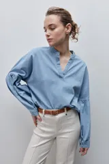 Blusa de denim de algodón con escote en V y cuello mao, de calce amplio y mangas largas con detalle fruncido.