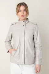 Campera de cuero color rojo con cuello mao, cierre frontal con botones a presión y bolsillos laterales.