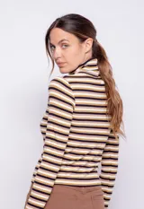 Polera de manga larga con cuello alto, confeccionada en tejido de punto con diseño de rayas horizontales en blanco y negro.