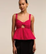 Blusa fucsia de tricolina de algodón con escote corazón, recorte cutout en el busto, volado en el bajo y cierre por cremallera en la espalda.