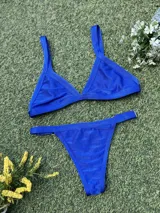 Conjunto de bikini azul eléctrico, con corpiño triangular fijo y bombacha colaless regulable.