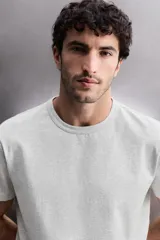 Camiseta de corte relajado confeccionada en tejido de algodón pesado, con cuello redondo y manga corta.