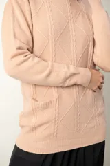 Sweater gris de punto con cuello redondo y mangas largas. Presenta diseño trenzado en el frente y dos bolsillos delanteros.