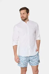Short de baño celeste con estampado floral blanco, cintura con elástico y cordón regulable, bolsillos laterales y suspensor de malla fina.
