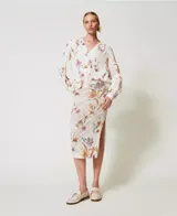 Falda midi de punto calado con estampa floral, corte entallado y elástico en la cintura.