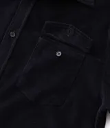 Camisa de hombre de corte regular confeccionada en terciopelo de algodón, con cuello clásico, cierre frontal de botones y dos bolsillos con solapa en el pecho.