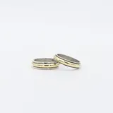 Par de alianzas de diseño clásico, combinadas en plata y oro 9k, con acabado pulido.