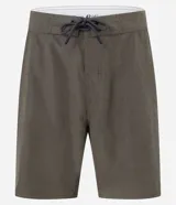 Bermuda de hombre estilo surf, color beige, con cintura fija, cordón contrastante y bolsillo trasero con tirador.