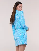Skort corto con short interno integrado, confeccionado en tejido elastizado de secado rápido con protección solar UPF 50+, estampado abstracto en tonos celestes y blancos, y cintura ancha elastizada.