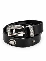 Cinto negro de cuero con hebilla, pasador y apliques metálicos plateados con diseño grabado de estilo western.