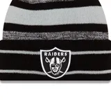 Gorro de lana New Era de los Raiders de la NFL, con rayas horizontales negras y grises, pompón en la parte superior y logo del equipo bordado en el frente.