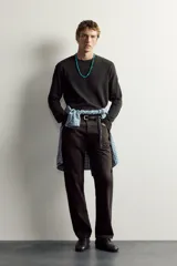 Camiseta relaxed fit de manga larga y cuello redondo de la colección Aaron Levine x Zara.