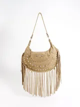 Cartera estilo hobo de cuero color rojo, con diseño semilunar, decoración de tachas metálicas plateadas y flecos largos colgantes en la parte inferior. Cuenta con correa ajustable para el hombro y forro interior con bolsillo.