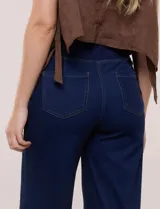 Jegging de denim azul oscuro con silueta estilo palazzo, tiro alto y pierna amplia, con pretina ancha elástica y sin bolsillos frontales.