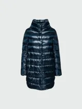 Campera larga de nylon color azul marino, con relleno de plumas, cuello alto y cierre con botones a presión.